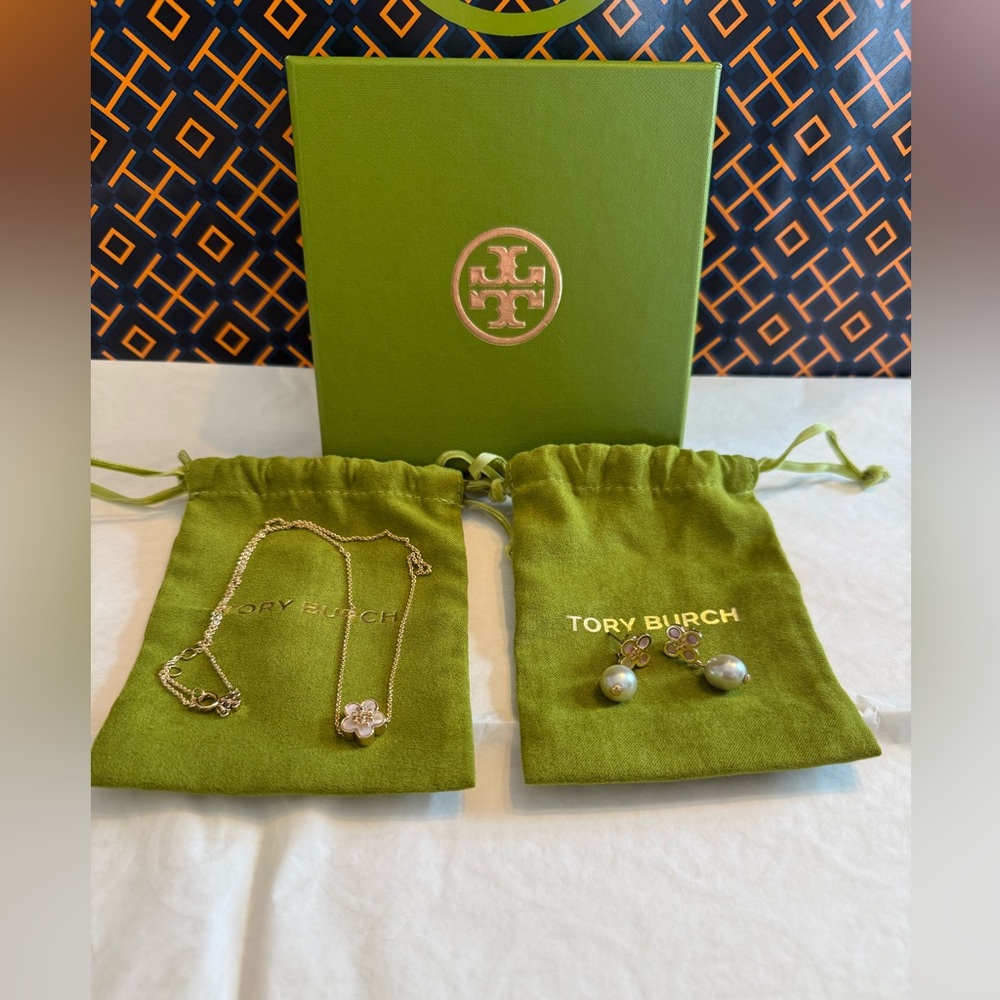 Tory Burch Kia Flower Pendant Necklace and Clover Earring’s NEW - Picture 8 of 15